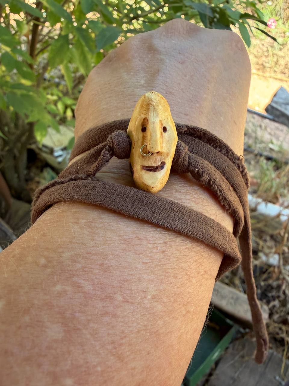 Armbandwichtel Eikor handgeschnitzt aus magischer Baumperle