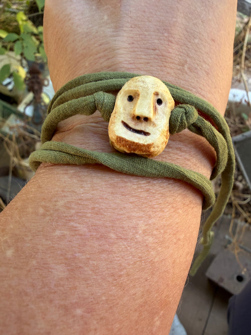 Armbandwichtel Knorbel handgeschnitzt aus magischer Baumperle