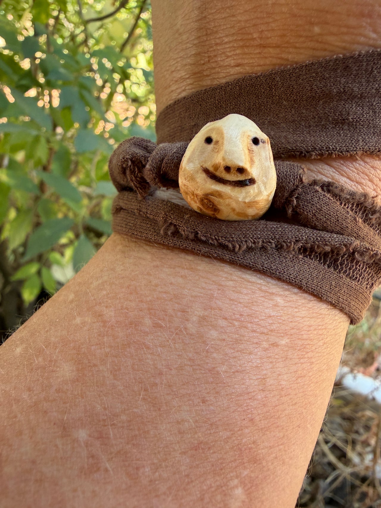 Armbandwichtel Knurbel handgeschnitzt aus magischer Baumperle