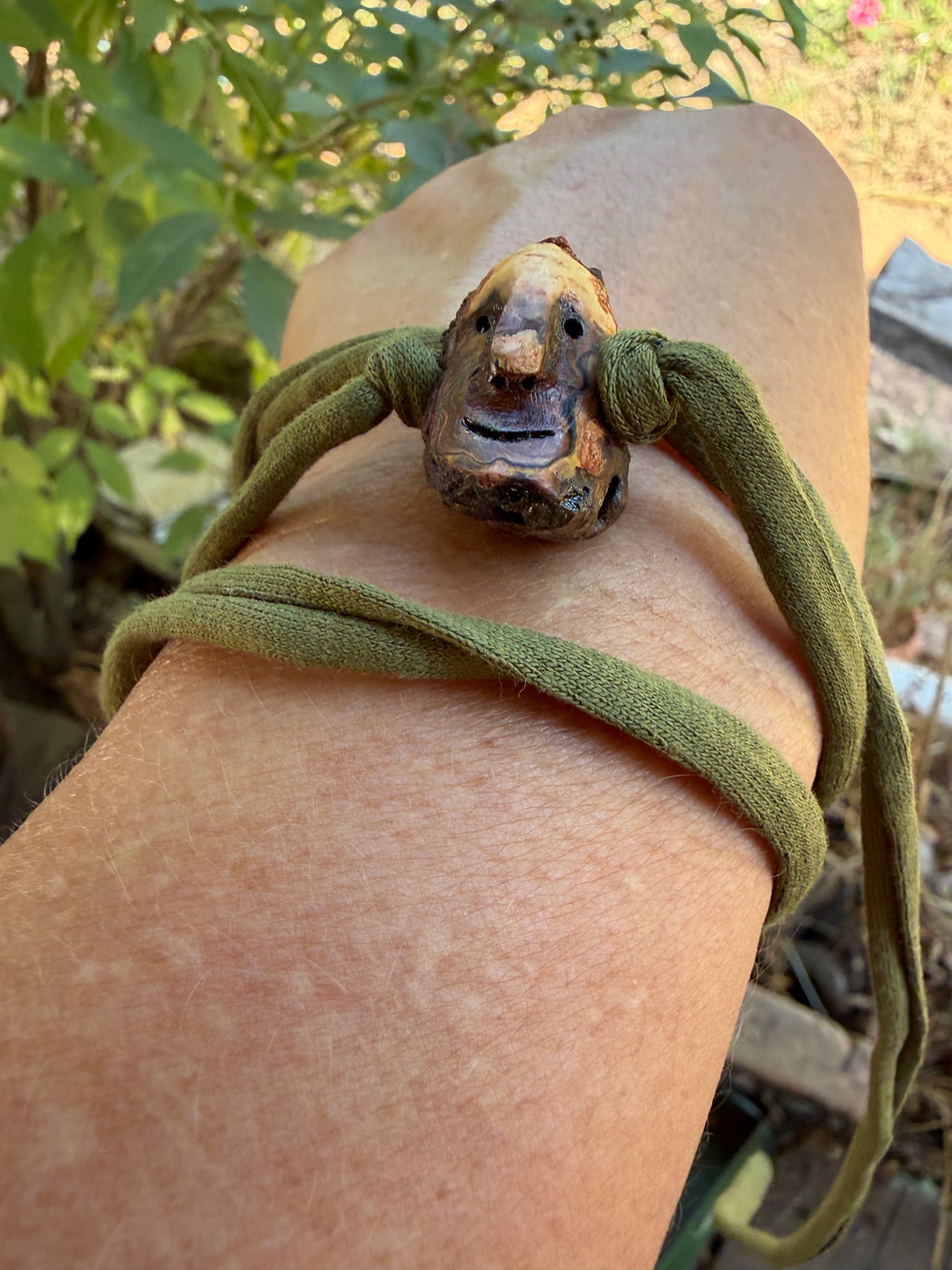 Armbandwichtel Moorik handgeschnitzt aus magischer Baumperle