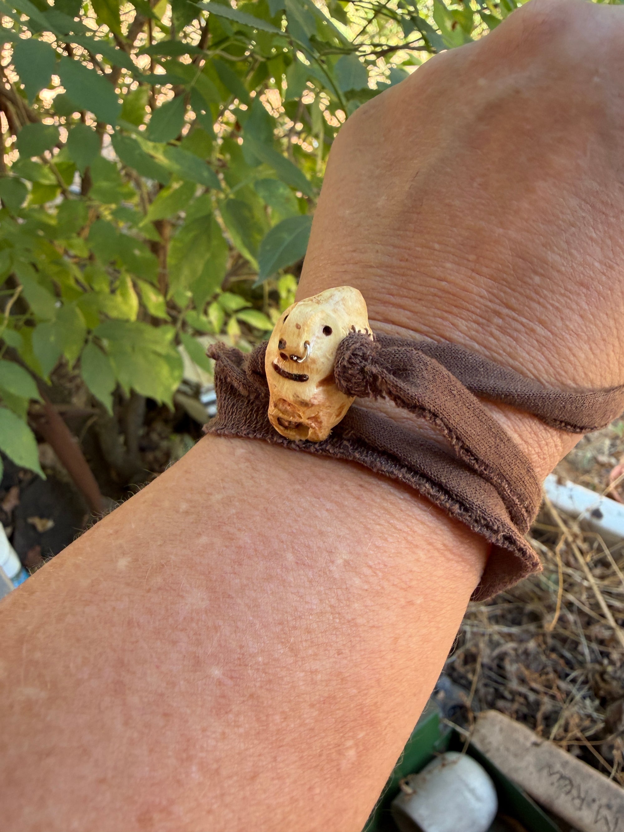 Armbandwichtel Birkor handgeschnitzt aus magischer Baumperle