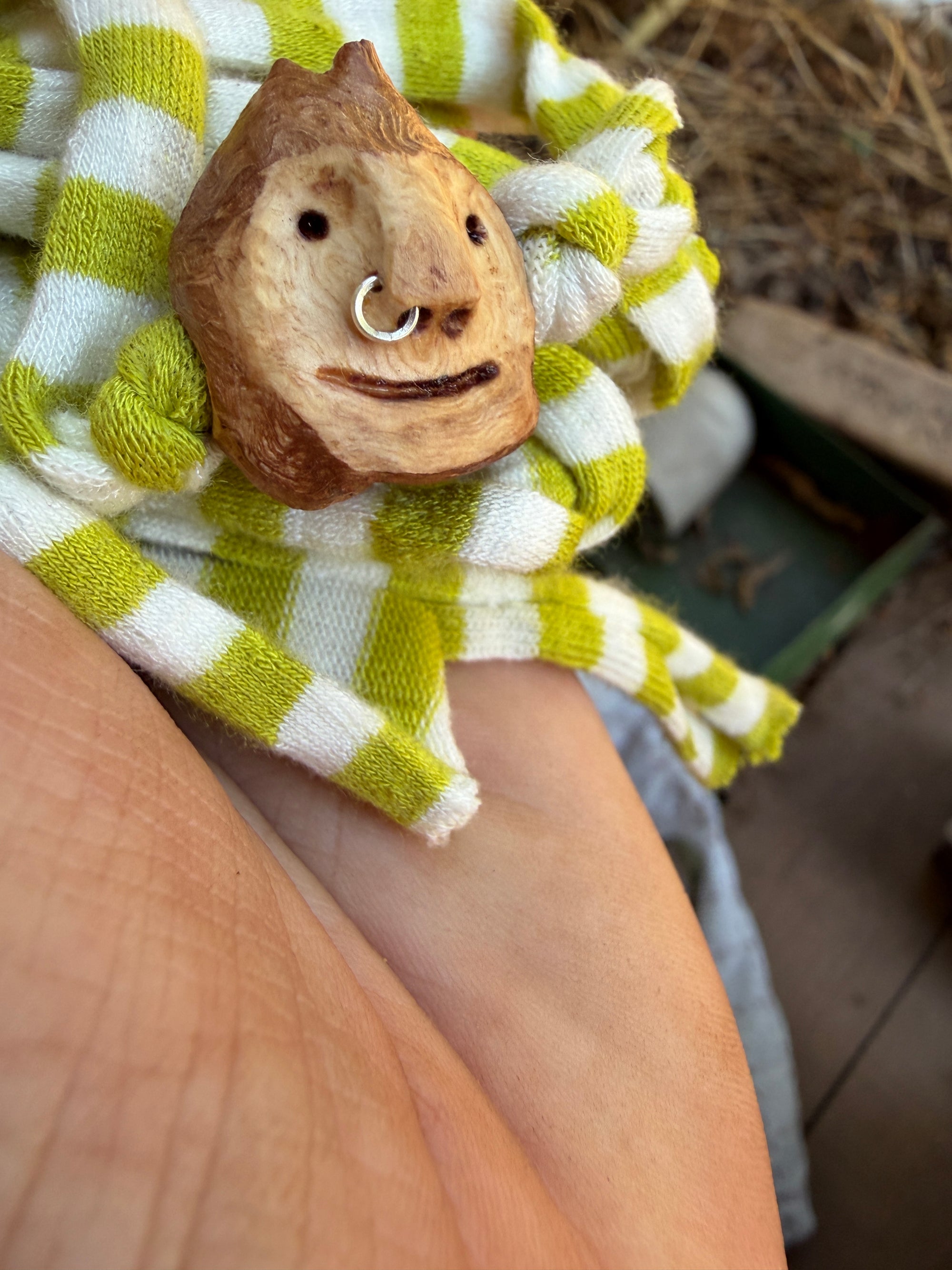 Armbandwichtel Tannor handgeschnitzt aus magischer Baumperle