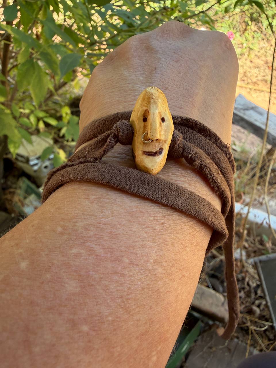 Armbandwichtel Eikor handgeschnitzt aus magischer Baumperle