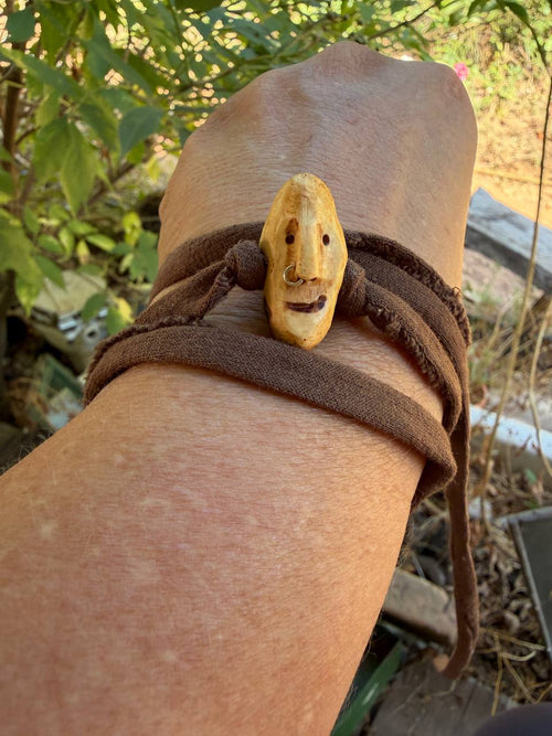 Armbandwichtel Eikor handgeschnitzt aus magischer Baumperle