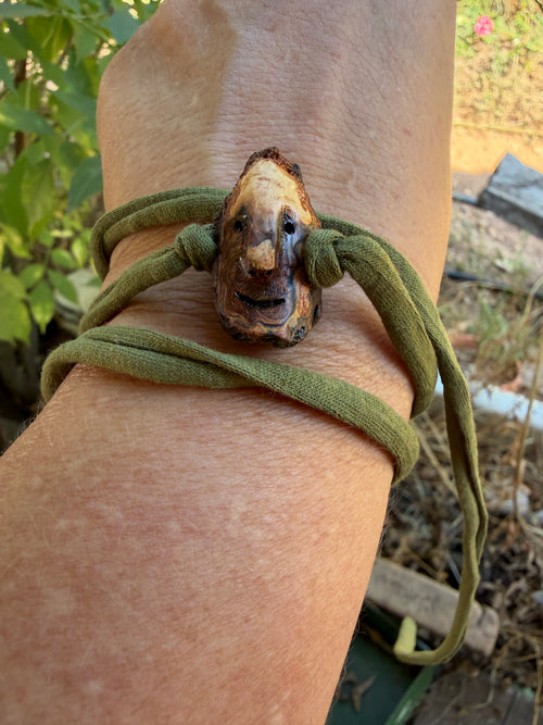 Armbandwichtel Moorik handgeschnitzt aus magischer Baumperle