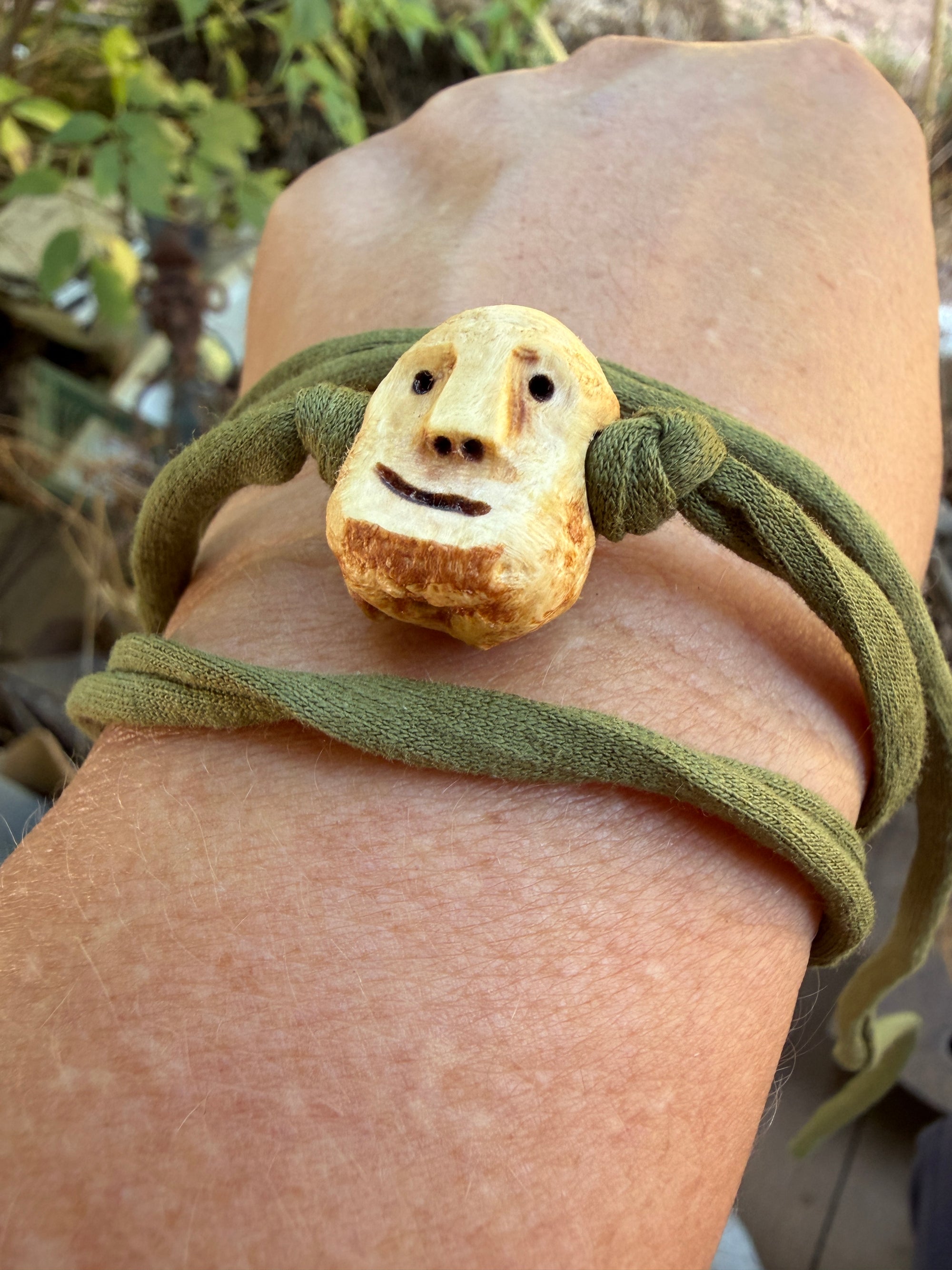 Armbandwichtel Knorbel handgeschnitzt aus magischer Baumperle