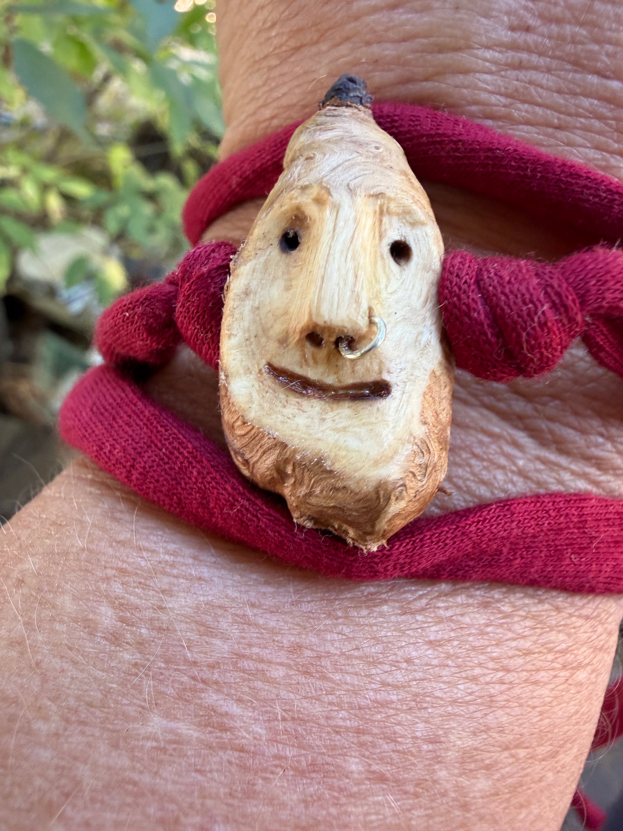 Armbandwichtel Zapfik handgeschnitzt aus magischer Baumperle