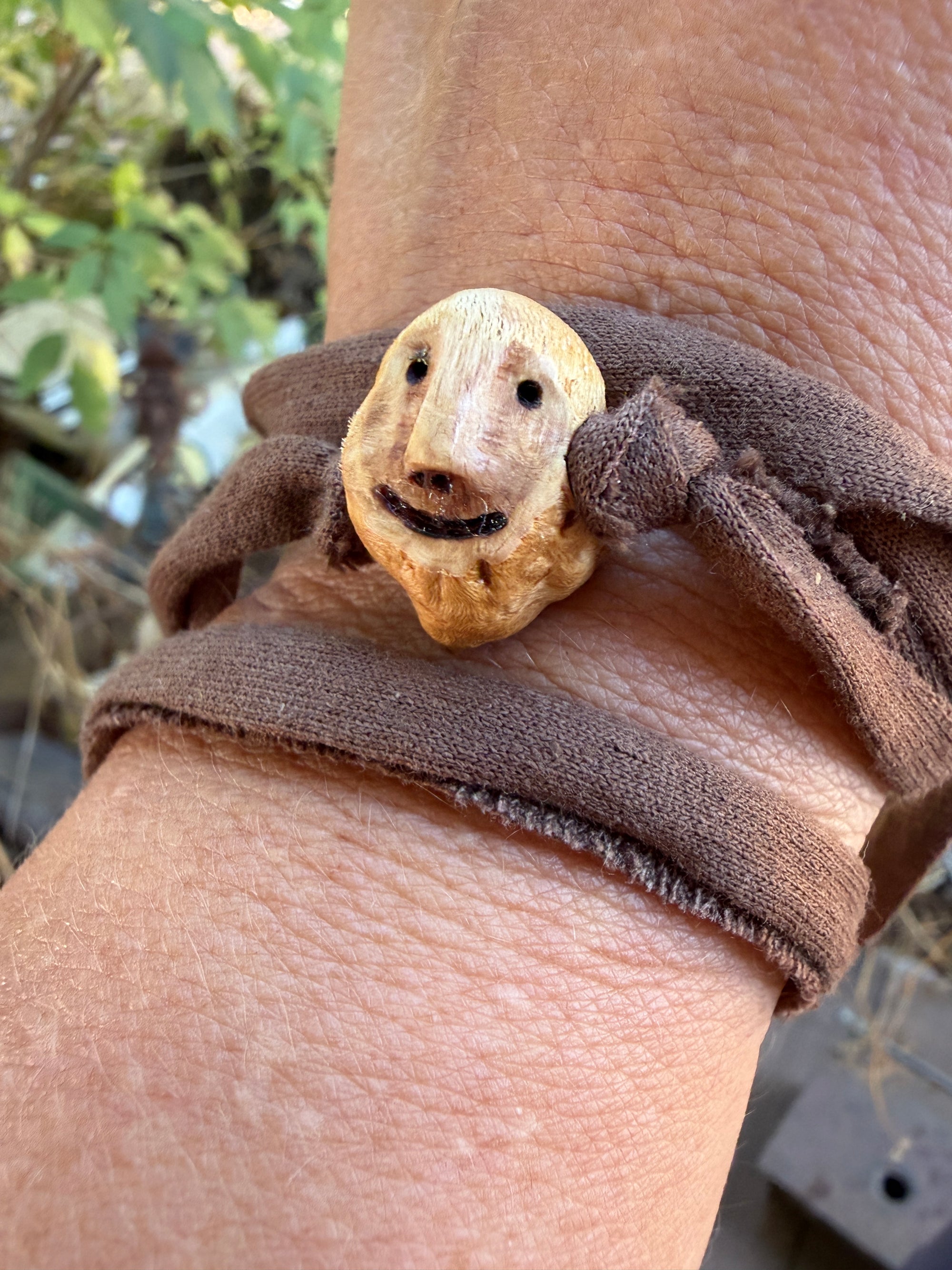 Armbandwichtel Knispel handgeschnitzt aus magischer Baumperle