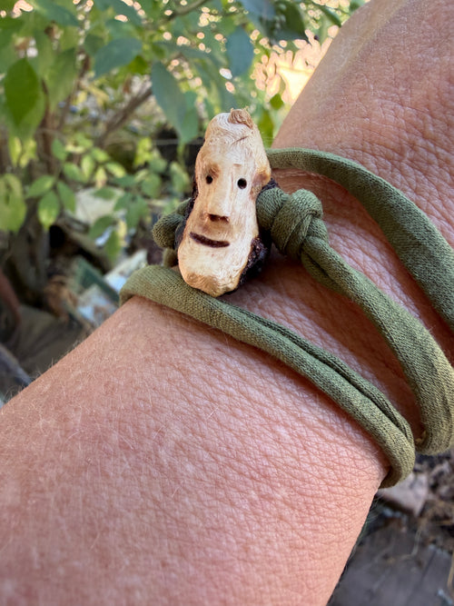 Armbandwichtel Zappel handgeschnitzt aus magischer Baumperle