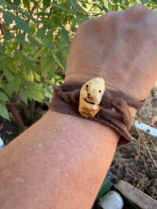 Armbandwichtel Birkor handgeschnitzt aus magischer Baumperle
