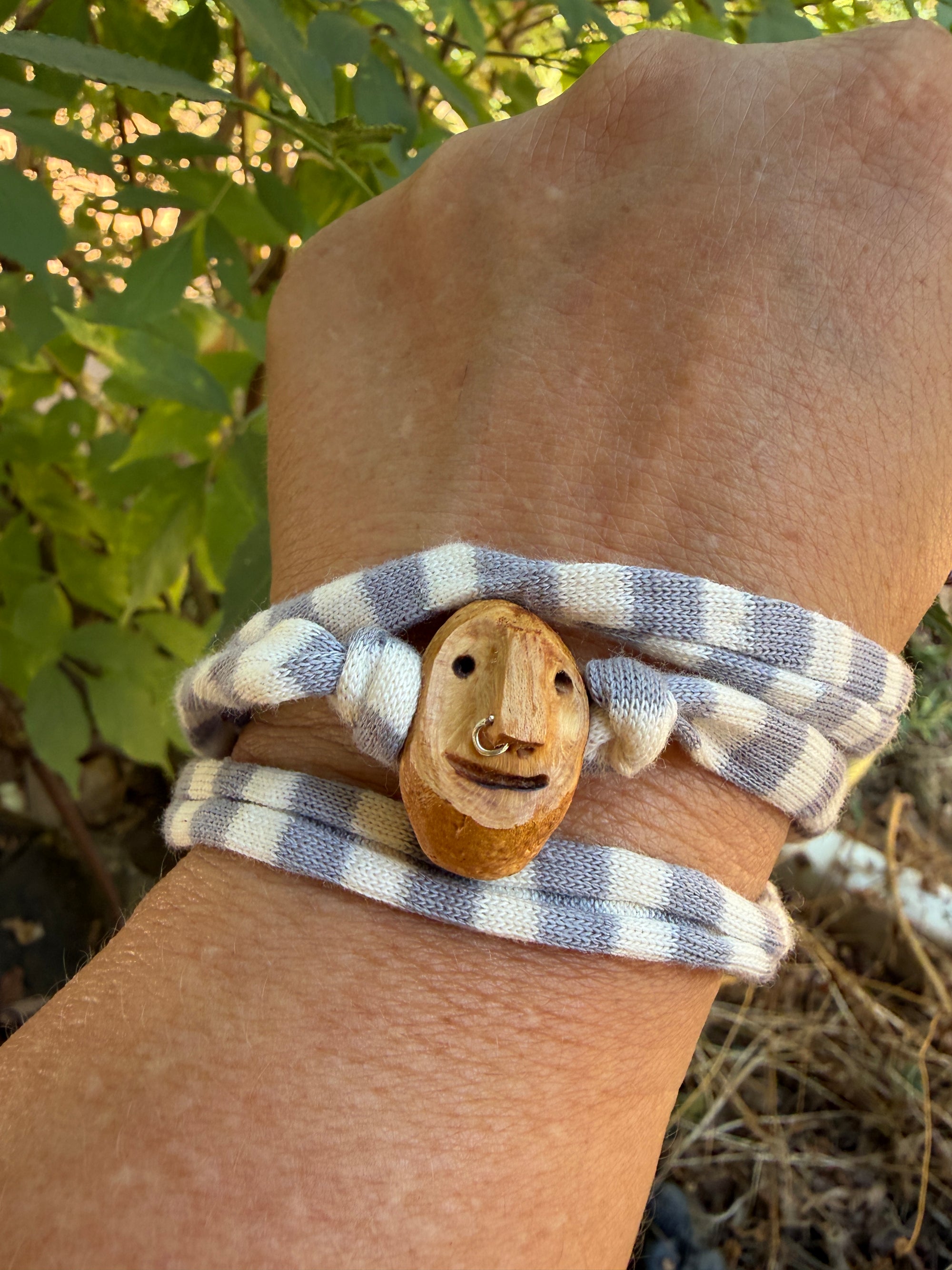 Armbandwichtel Morko handgeschnitzt aus magischer Baumperle