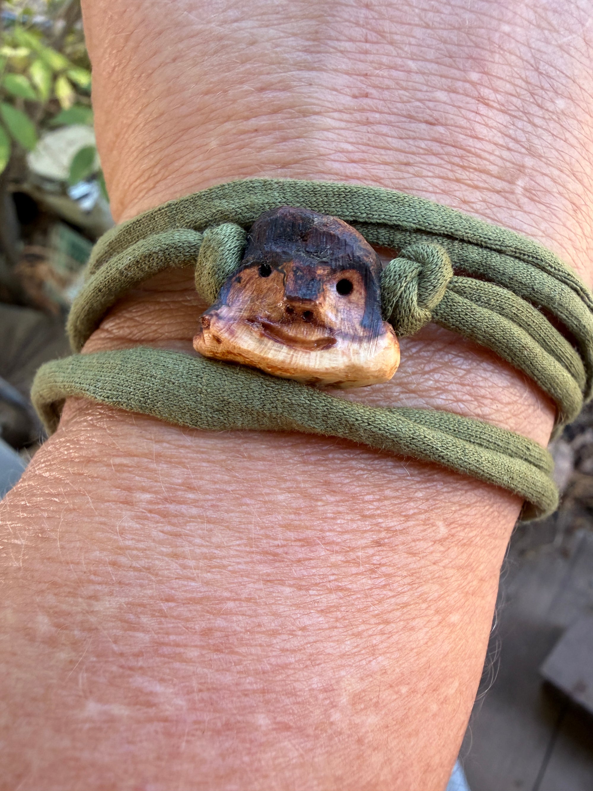 Armbandwichtel Wurzik handgeschnitzt aus magischer Baumperle