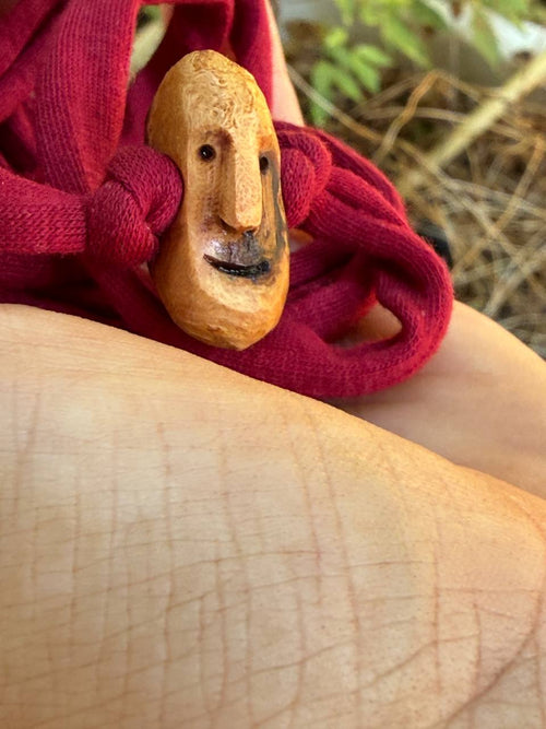 Armbandwichtel Quorko handgeschnitzt aus magischer Baumperle