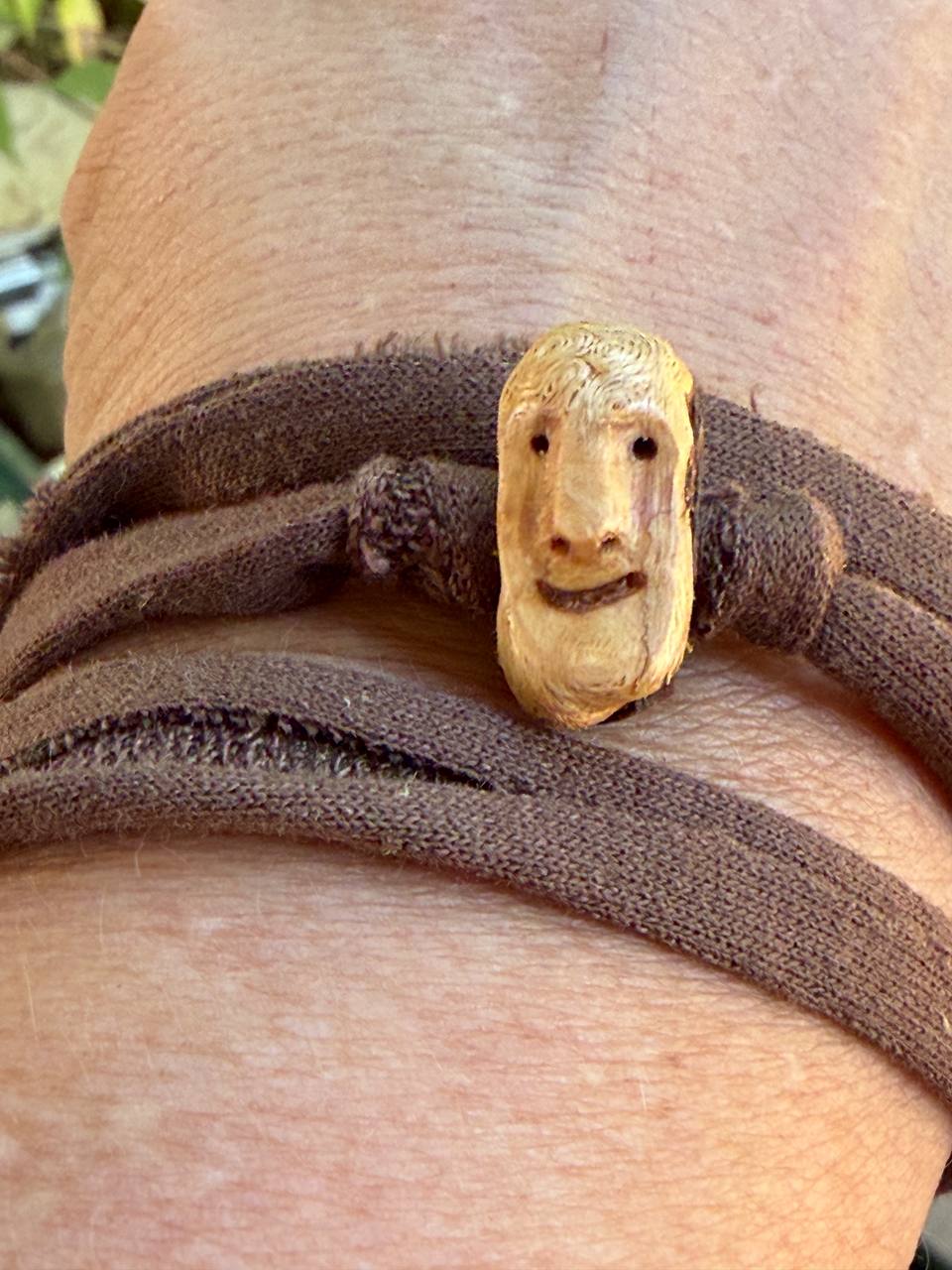 Armbandwichtel Fjorn handgeschnitzt aus magischer Baumperle
