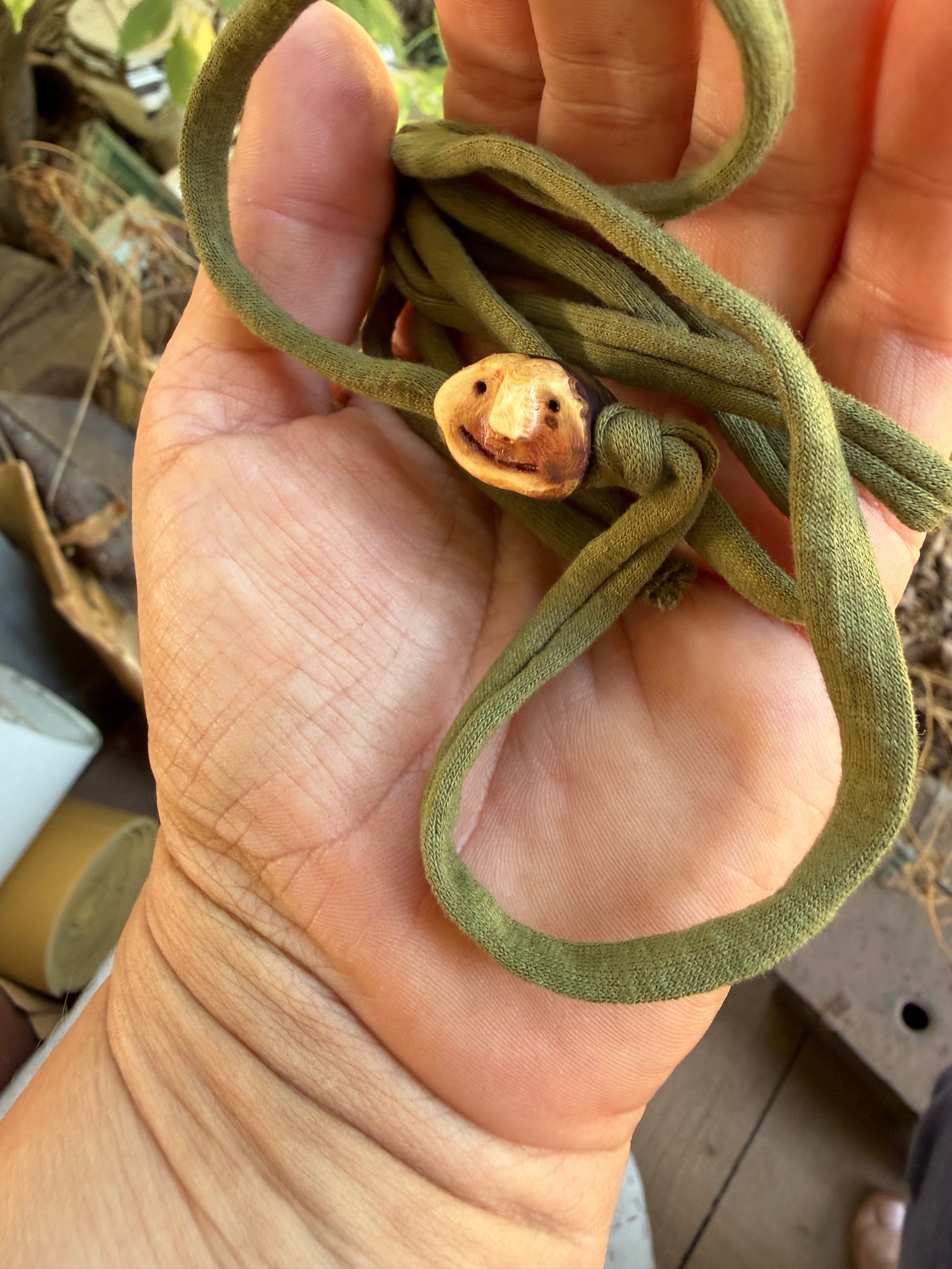 Armbandwichtel Tannuk handgeschnitzt aus magischer Baumperle