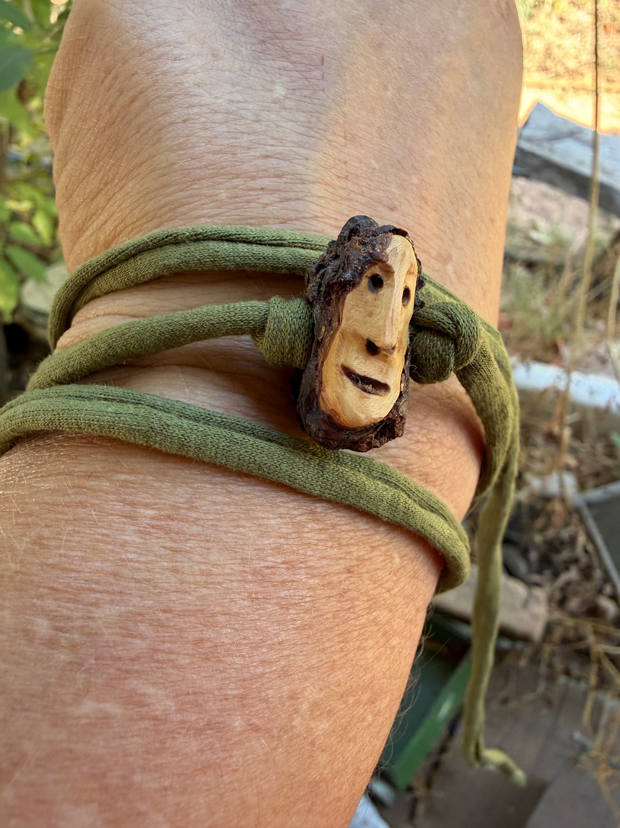 Armbandwichtel Borko handgeschnitzt aus magischer Baumperle