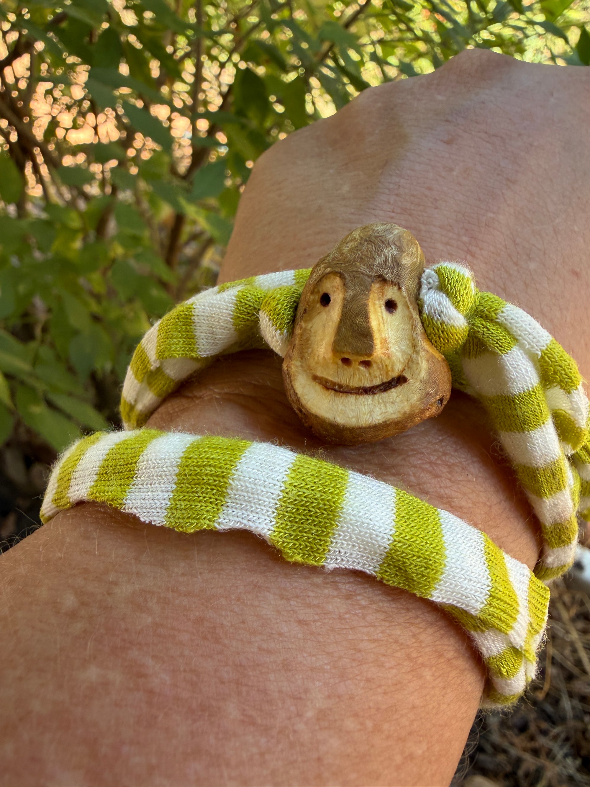 Armbandwichtel Flunker handgeschnitzt aus magischer Baumperle