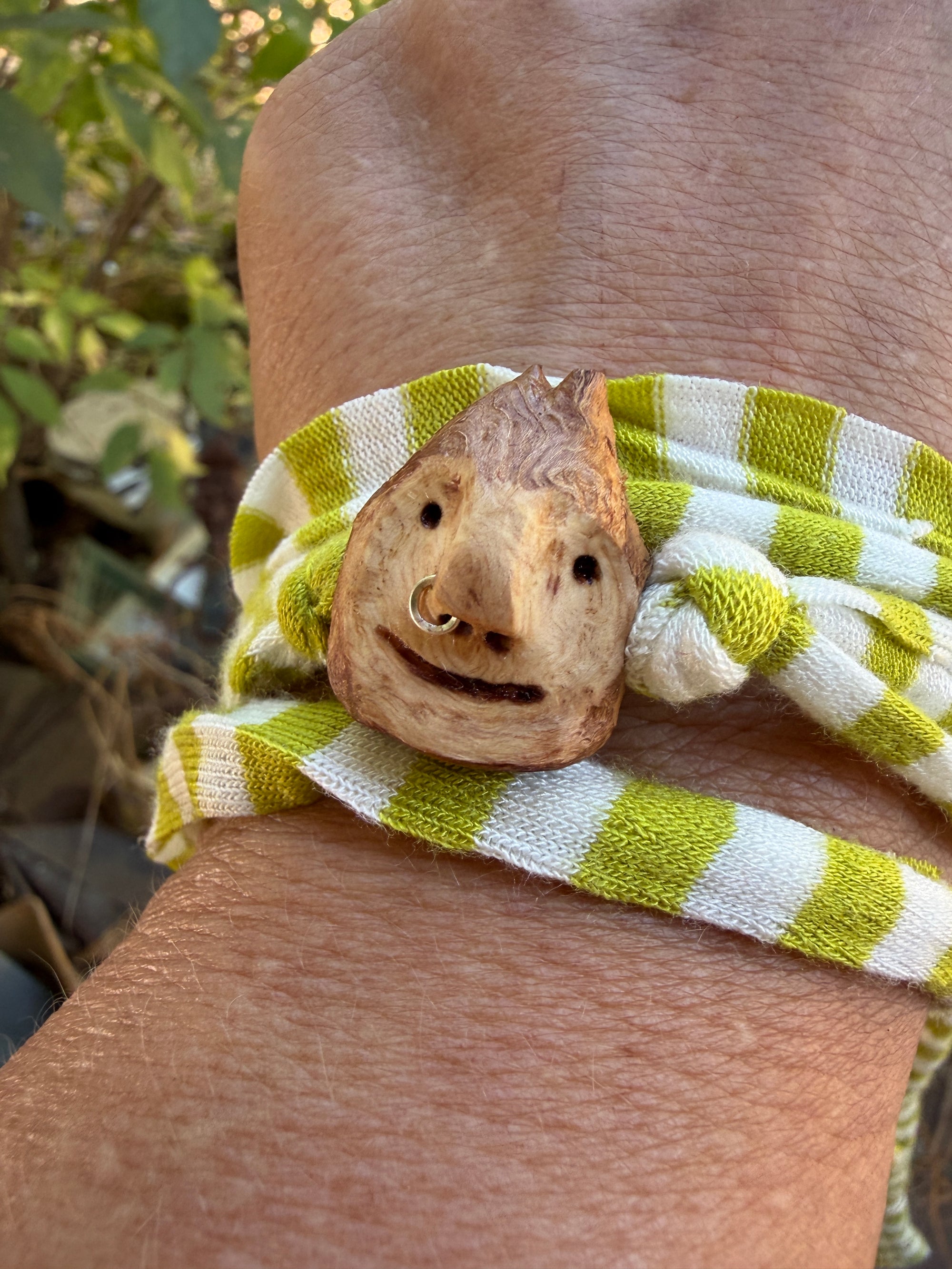 Armbandwichtel Tannor handgeschnitzt aus magischer Baumperle