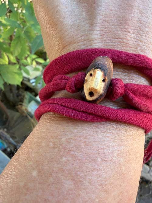 Armbandwichtel Dornel handgeschnitzt aus magischer Baumperle