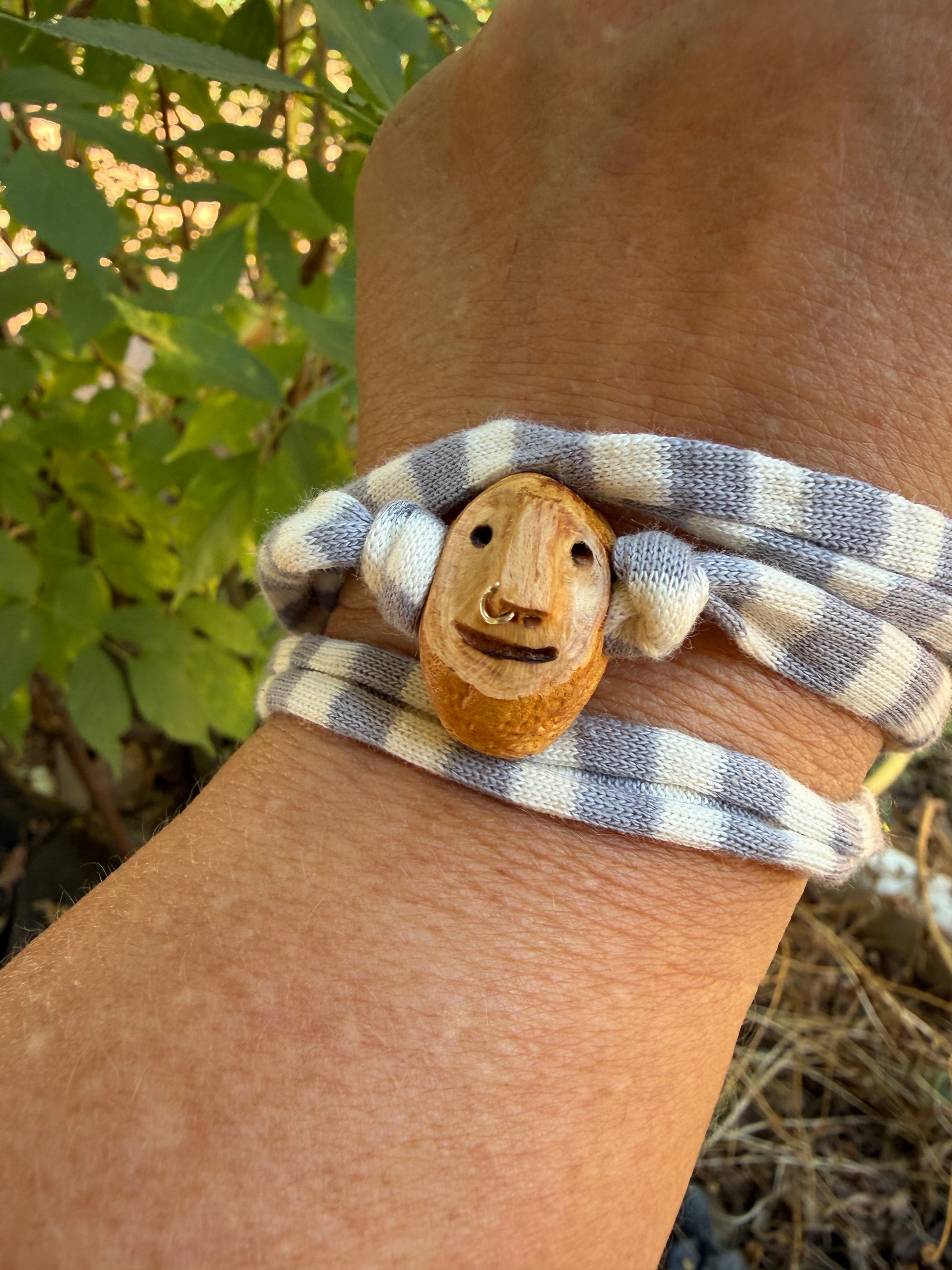 Armbandwichtel Morko handgeschnitzt aus magischer Baumperle