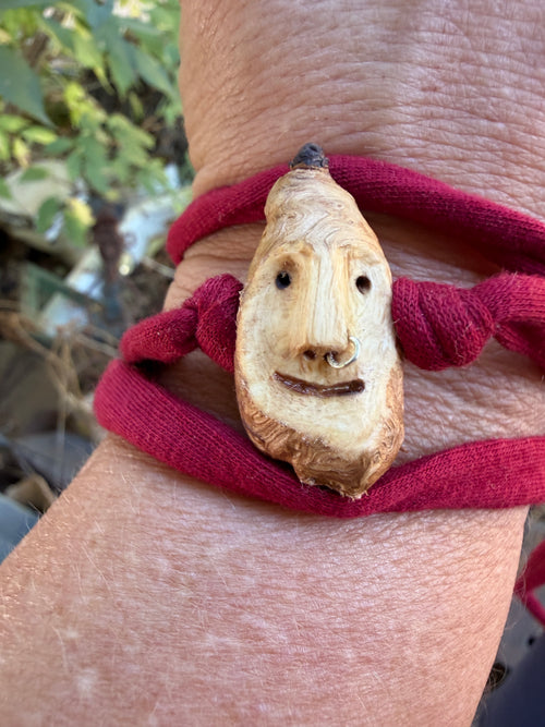 Armbandwichtel Zapfik handgeschnitzt aus magischer Baumperle