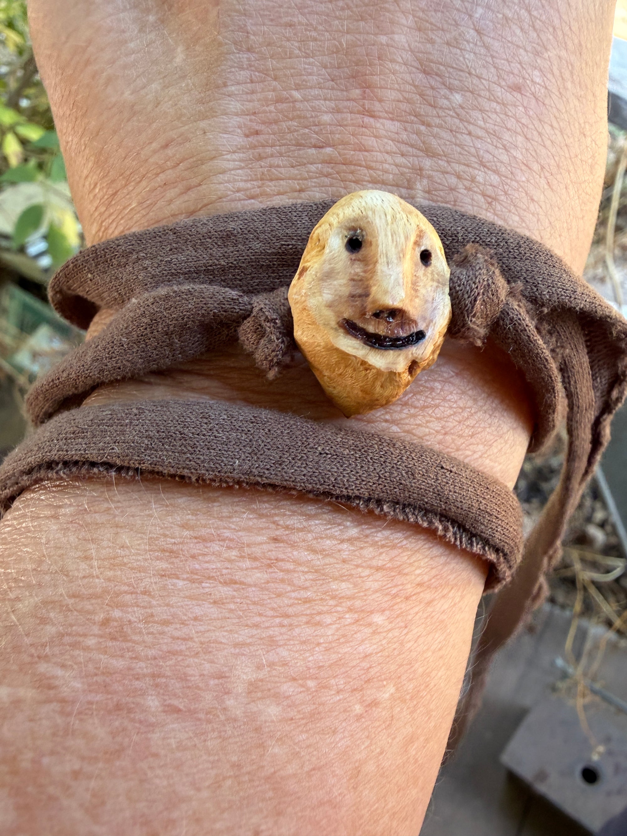 Armbandwichtel Knispel handgeschnitzt aus magischer Baumperle