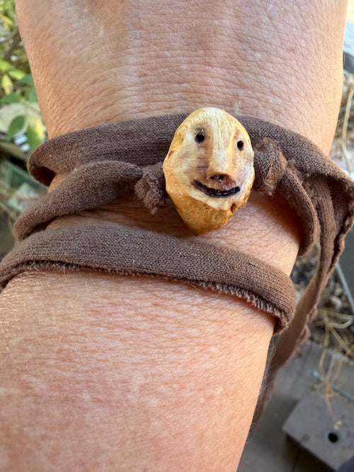 Armbandwichtel Knispel handgeschnitzt aus magischer Baumperle