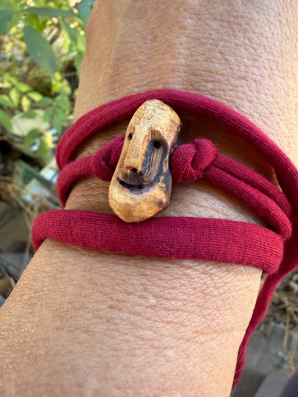 Armbandwichtel Quorko handgeschnitzt aus magischer Baumperle