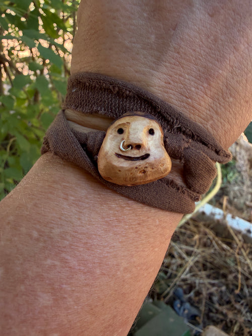 Armbandwichtel Wibbo handgeschnitzt aus magischer Baumperle