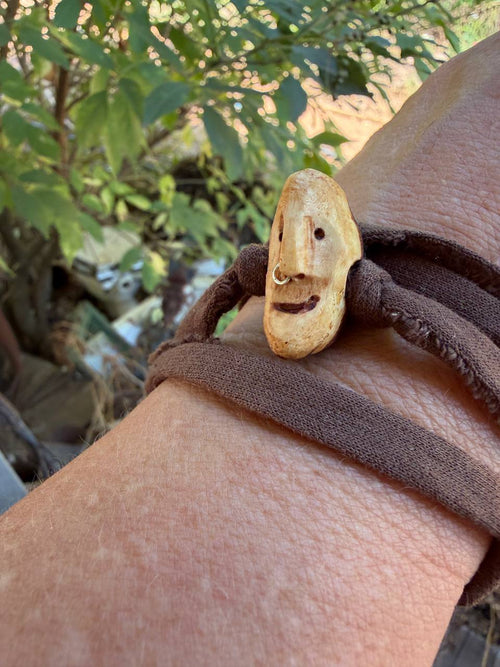 Armbandwichtel Eikor handgeschnitzt aus magischer Baumperle