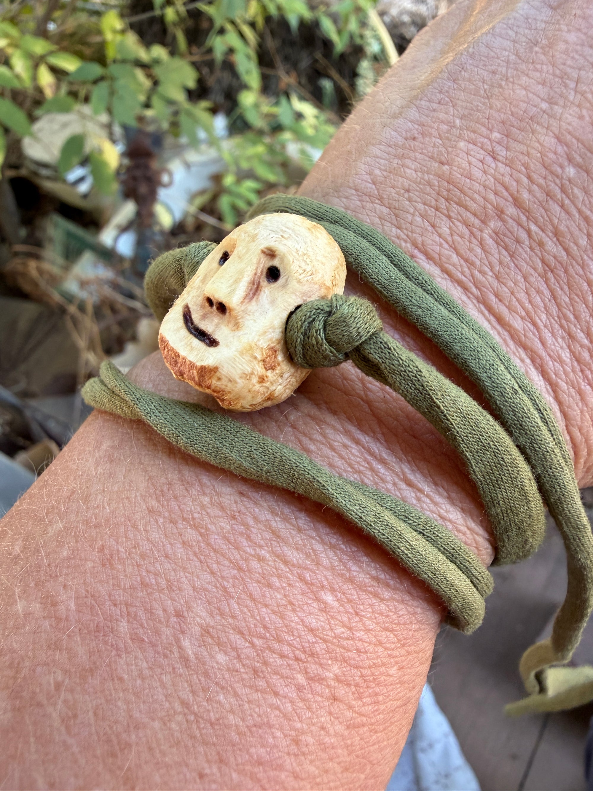 Armbandwichtel Knorbel handgeschnitzt aus magischer Baumperle