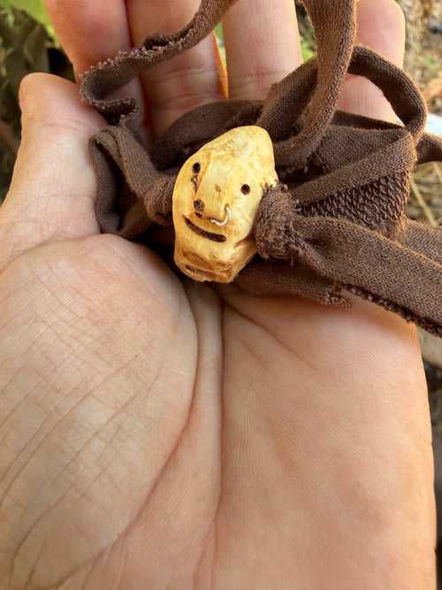Armbandwichtel Birkor handgeschnitzt aus magischer Baumperle