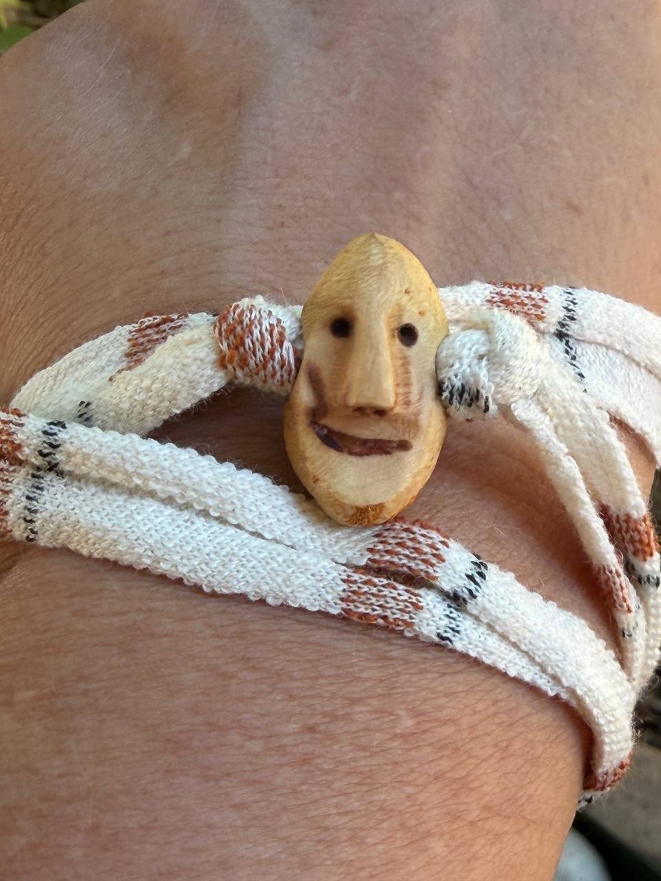 Armbandwichtel Puckel handgeschnitzt aus magischer Baumperle