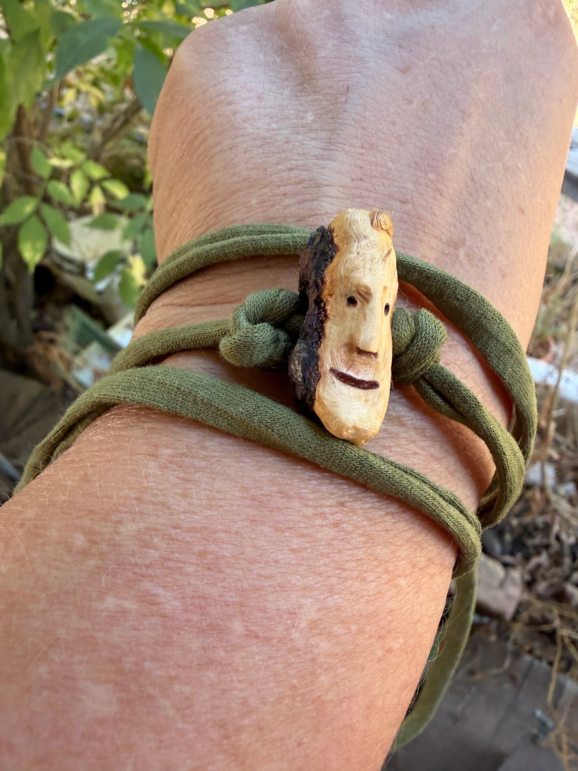 Armbandwichtel Zappel handgeschnitzt aus magischer Baumperle