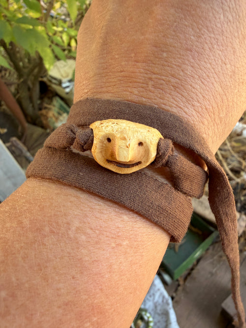 Armbandwichtel Drollo handgeschnitzt aus magischer Baumperle