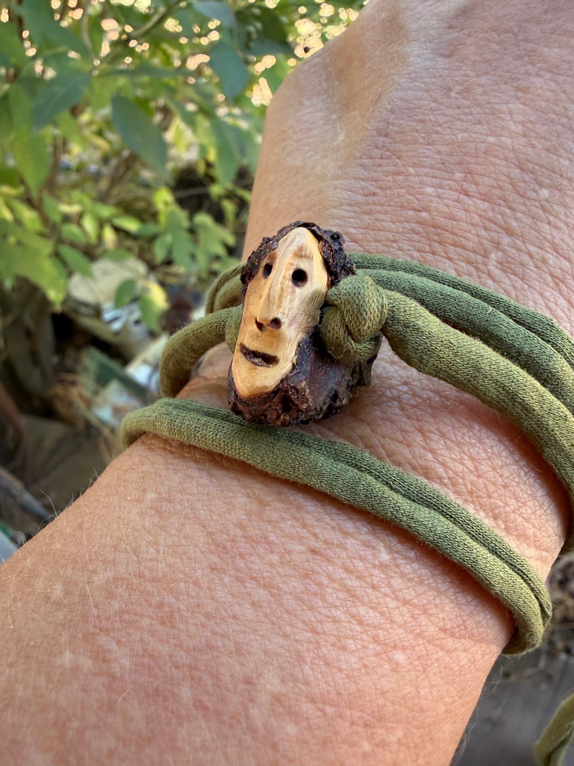 Armbandwichtel Borko handgeschnitzt aus magischer Baumperle