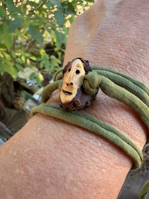 Armbandwichtel Borko handgeschnitzt aus magischer Baumperle