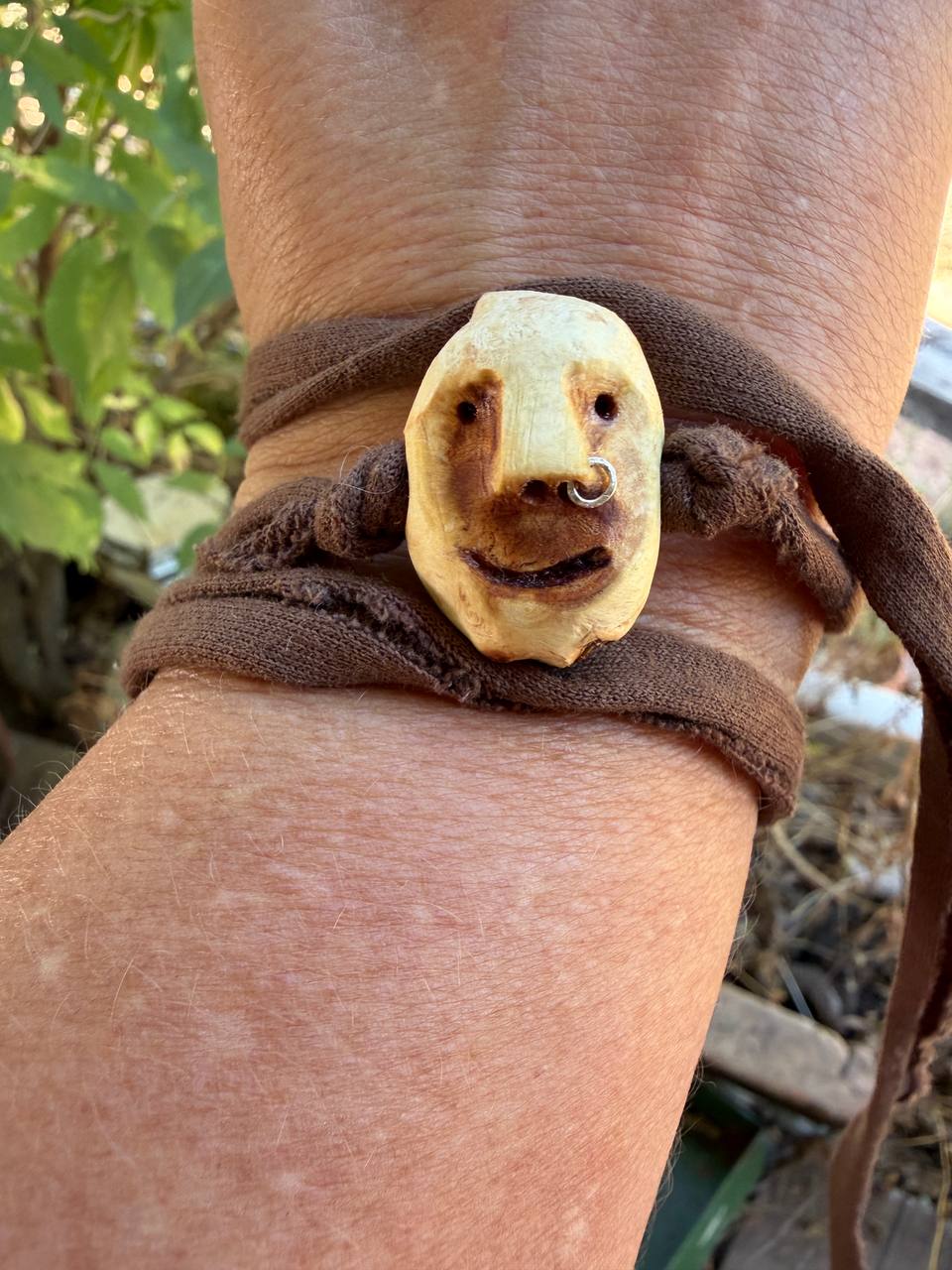 Armbandwichtel Brummel handgeschnitzt aus magischer Baumperle