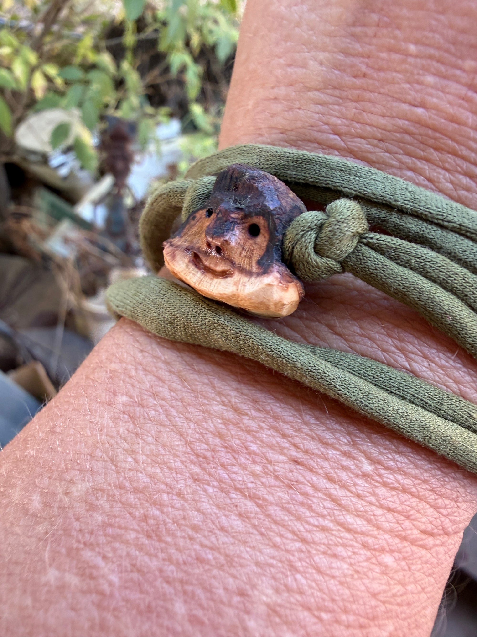 Armbandwichtel Wurzik handgeschnitzt aus magischer Baumperle