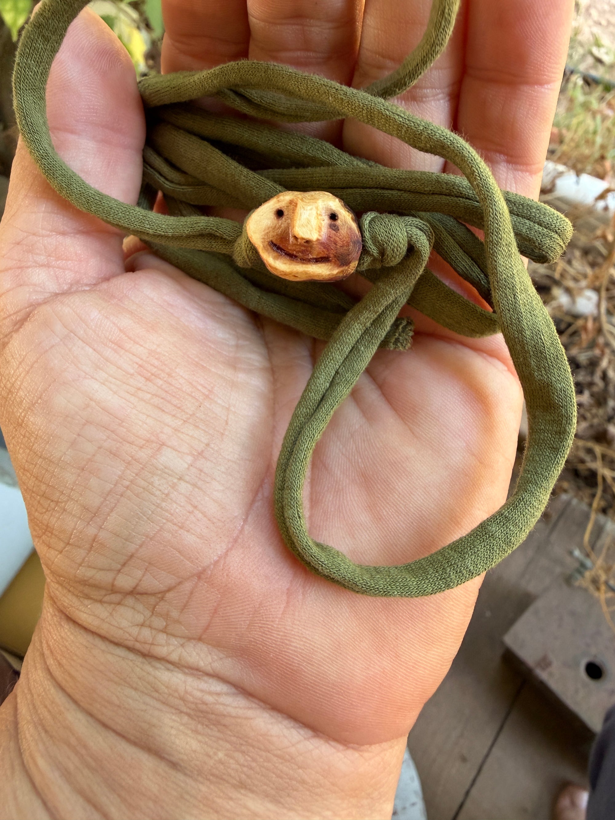 Armbandwichtel Tannuk handgeschnitzt aus magischer Baumperle