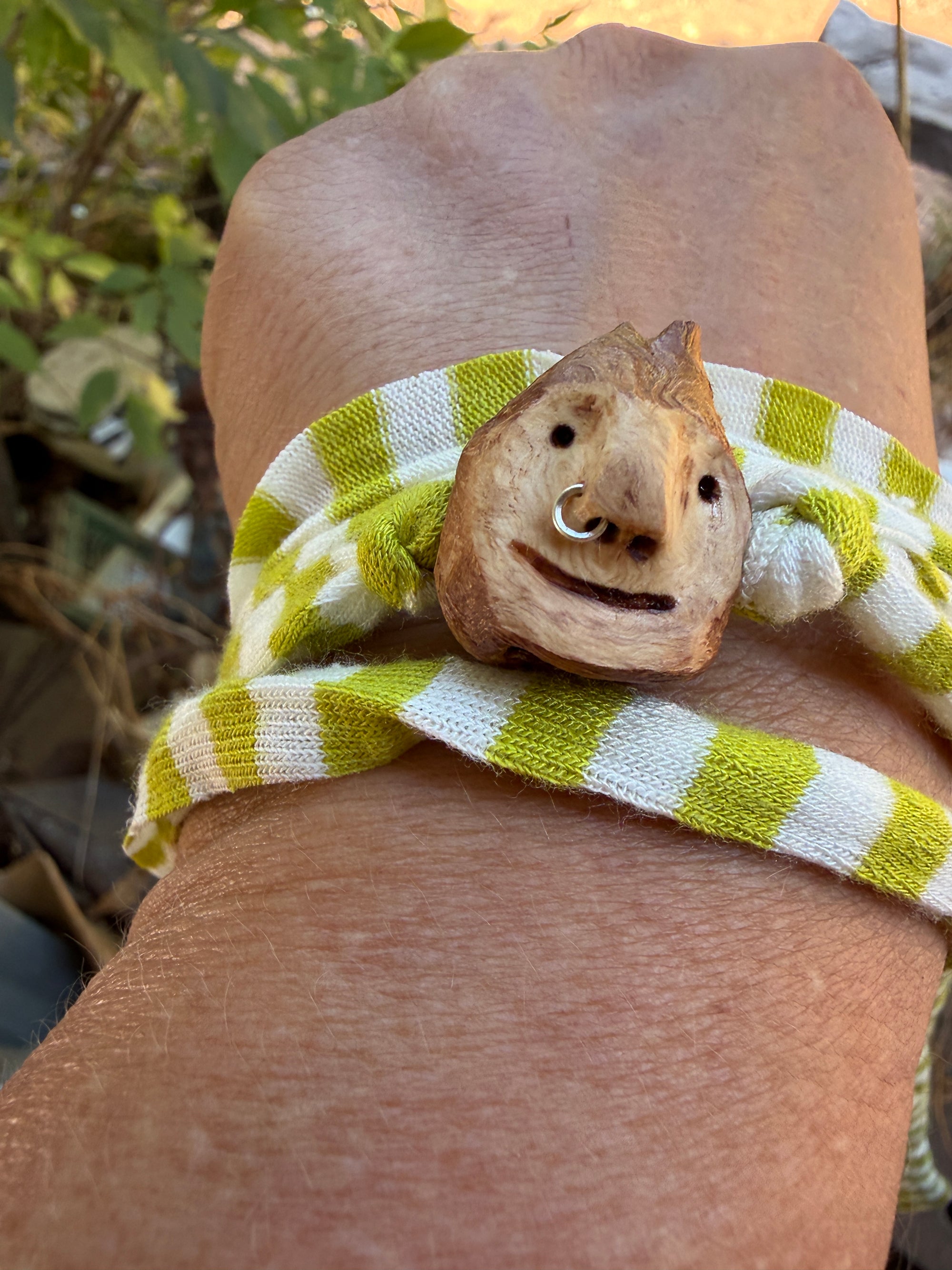 Armbandwichtel Tannor handgeschnitzt aus magischer Baumperle