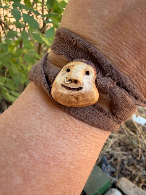 Armbandwichtel Wibbo handgeschnitzt aus magischer Baumperle