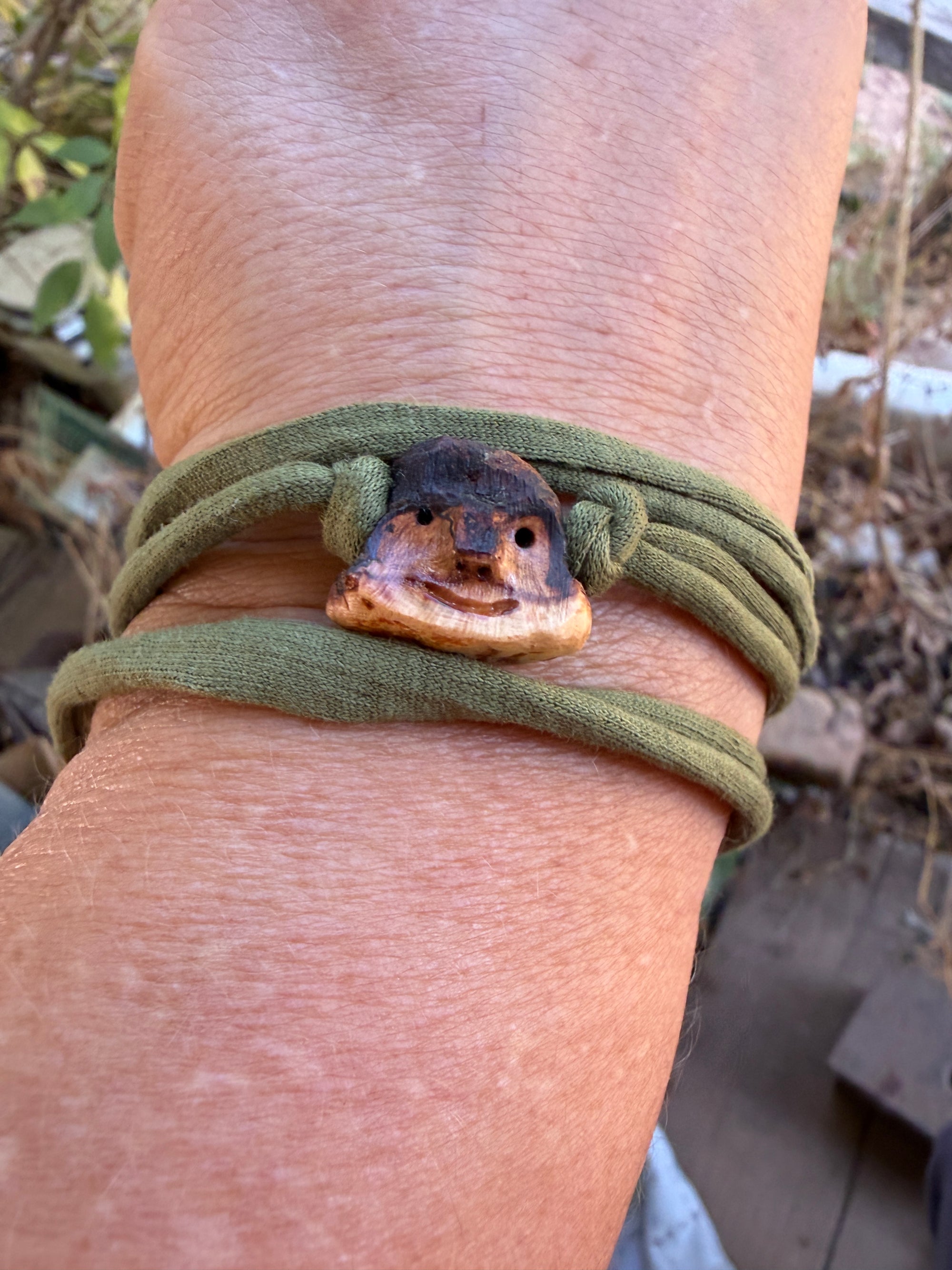 Armbandwichtel Wurzik handgeschnitzt aus magischer Baumperle