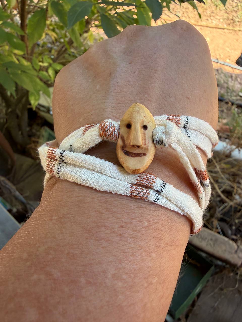Armbandwichtel Puckel handgeschnitzt aus magischer Baumperle