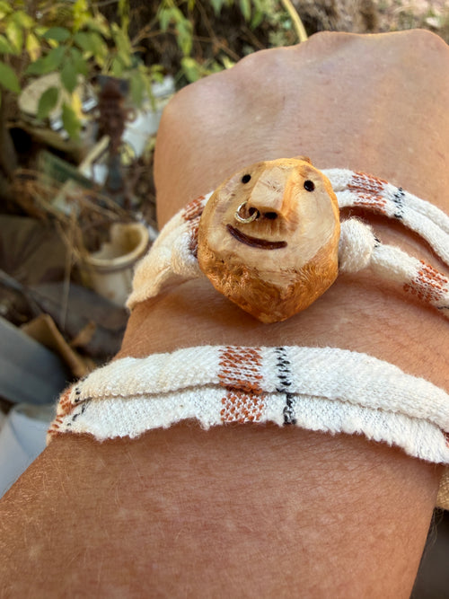 Armbandwichtel Astor handgeschnitzt aus magischer Baumperle