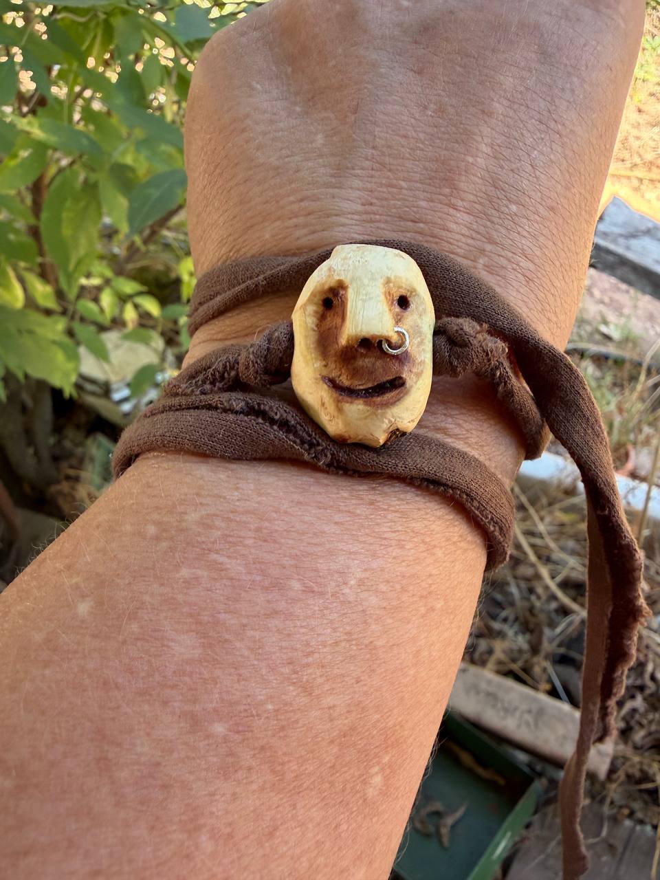 Armbandwichtel Brummel handgeschnitzt aus magischer Baumperle