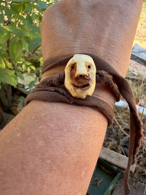 Armbandwichtel Brummel handgeschnitzt aus magischer Baumperle