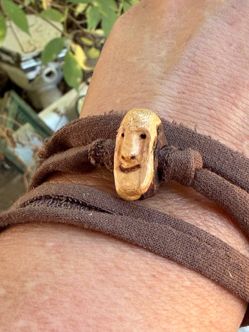 Armbandwichtel Fjorn handgeschnitzt aus magischer Baumperle