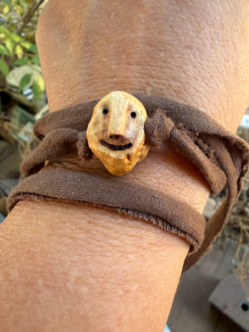 Armbandwichtel Knispel handgeschnitzt aus magischer Baumperle