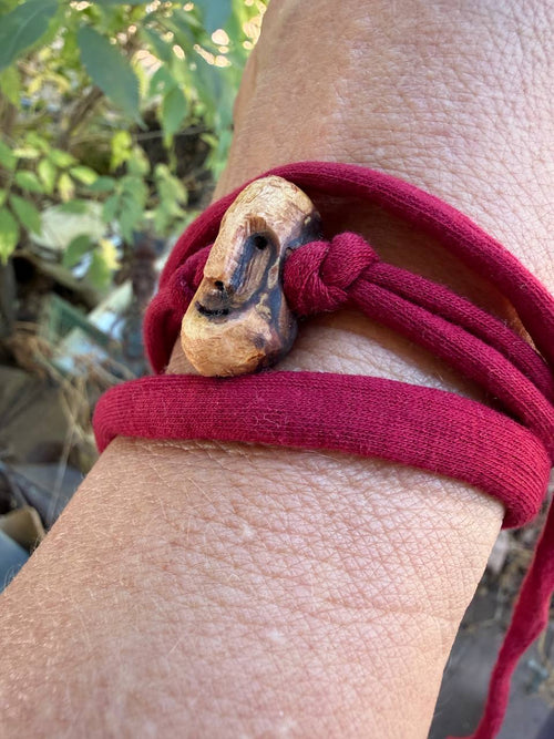 Armbandwichtel Quorko handgeschnitzt aus magischer Baumperle